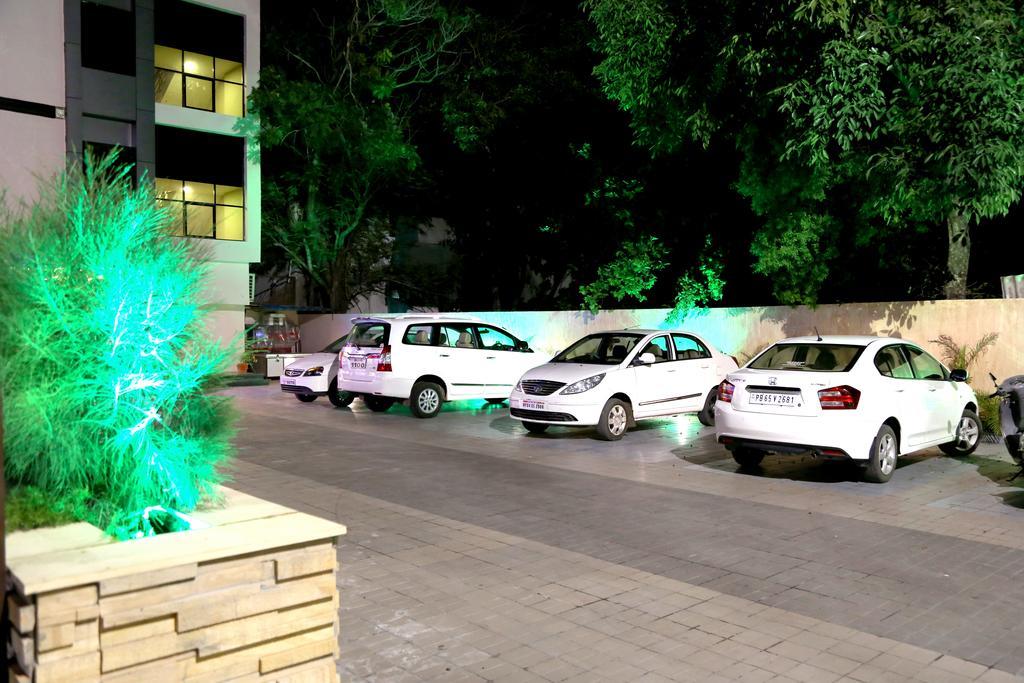 Hotel Shri Khedapati International Dewas Bagian luar foto