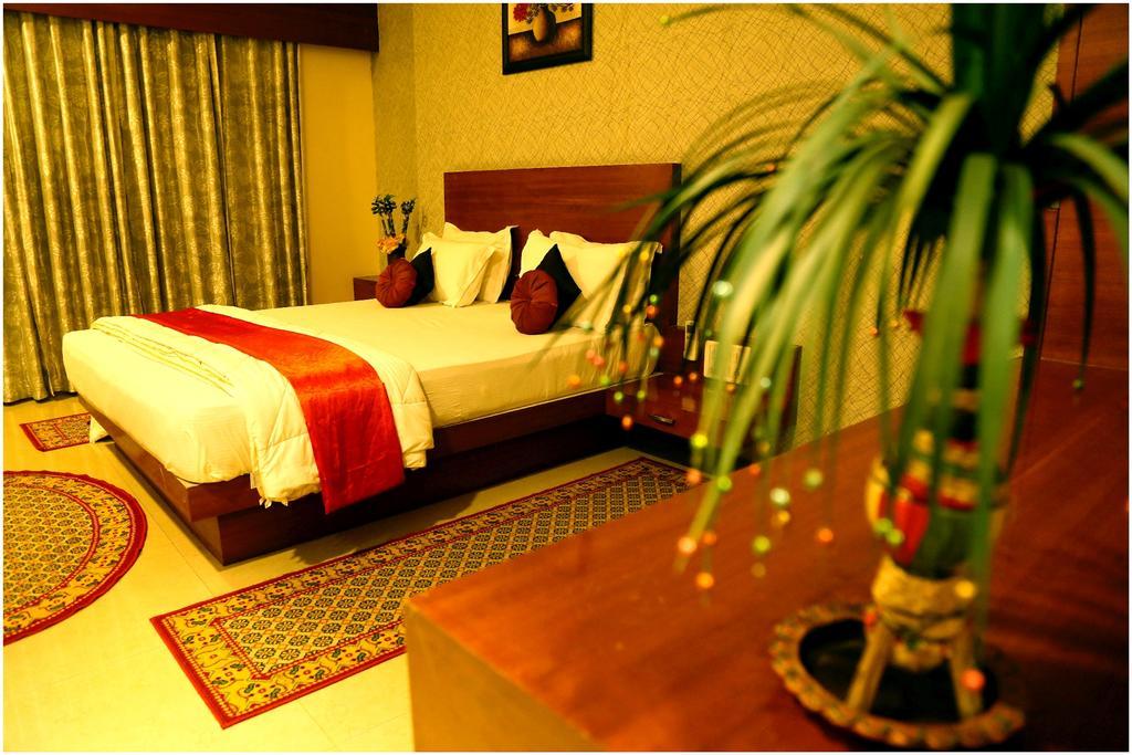 Hotel Shri Khedapati International Dewas Bagian luar foto