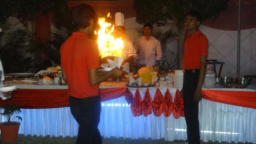 Hotel Shri Khedapati International Dewas Bagian luar foto