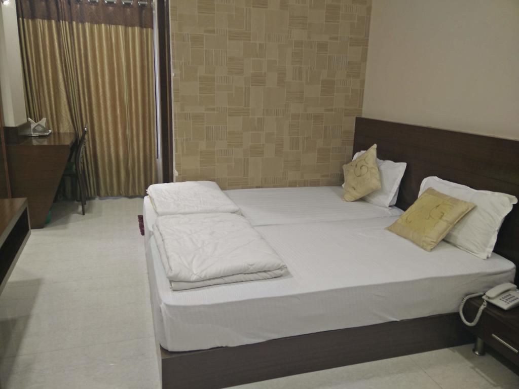 Hotel Shri Khedapati International Dewas Bagian luar foto