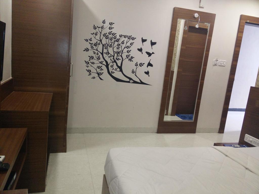 Hotel Shri Khedapati International Dewas Bagian luar foto