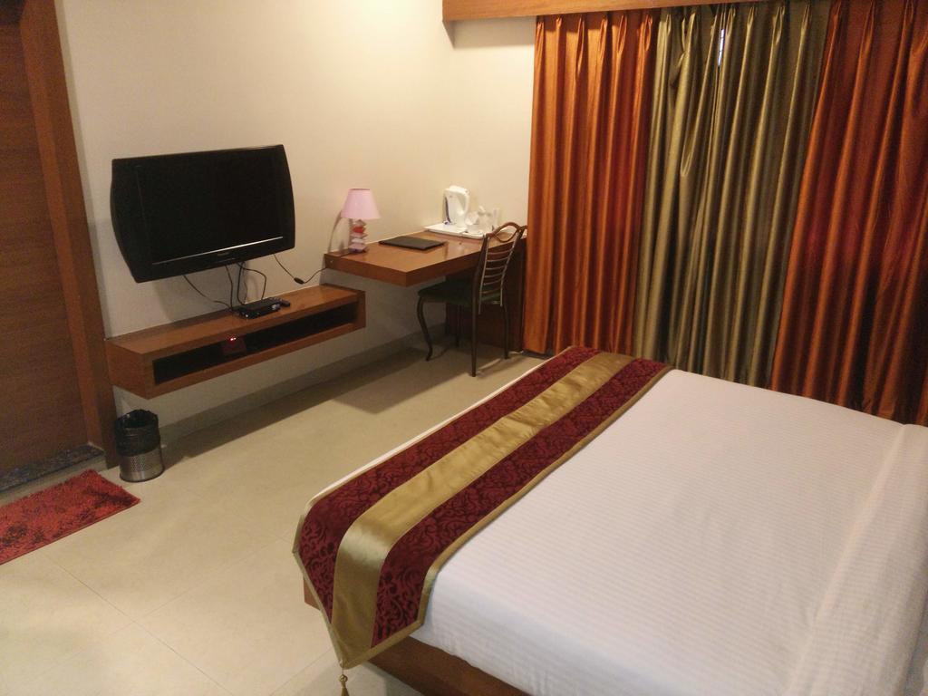 Hotel Shri Khedapati International Dewas Bagian luar foto