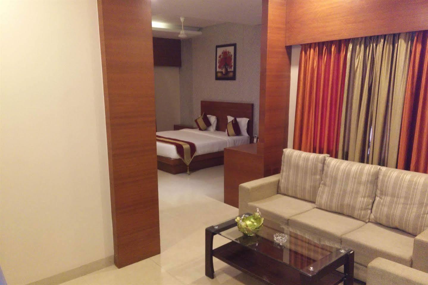 Hotel Shri Khedapati International Dewas Bagian luar foto