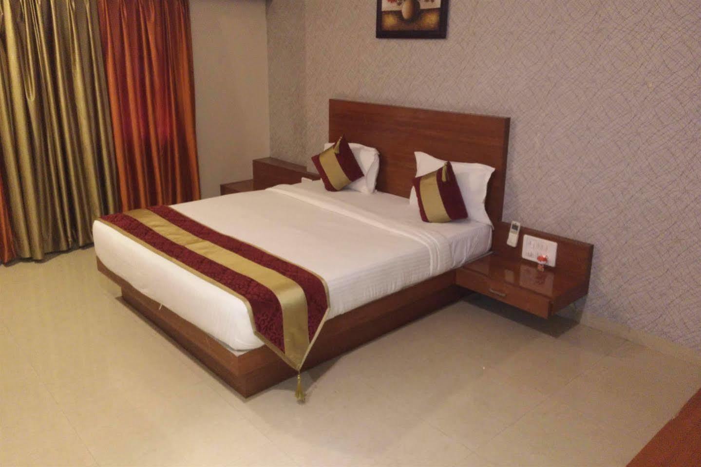 Hotel Shri Khedapati International Dewas Bagian luar foto