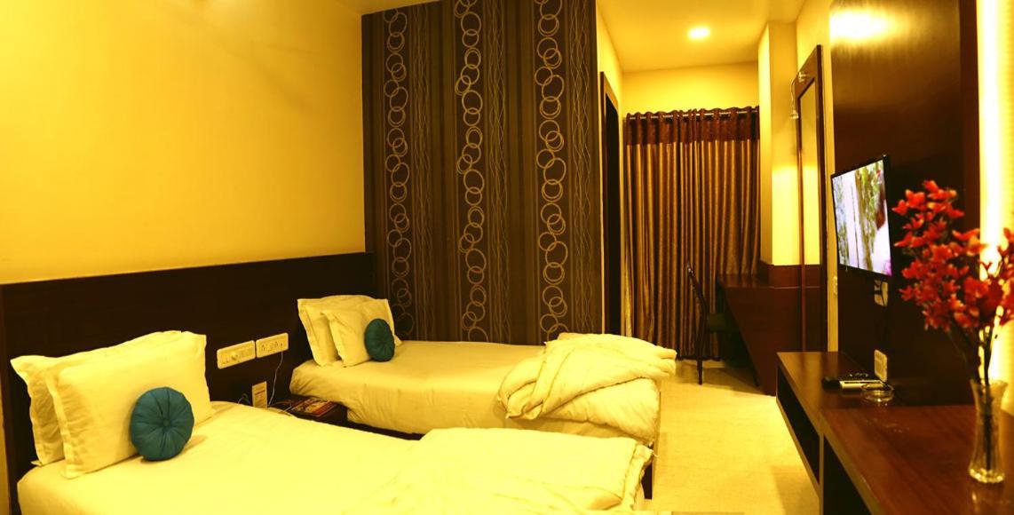 Hotel Shri Khedapati International Dewas Bagian luar foto