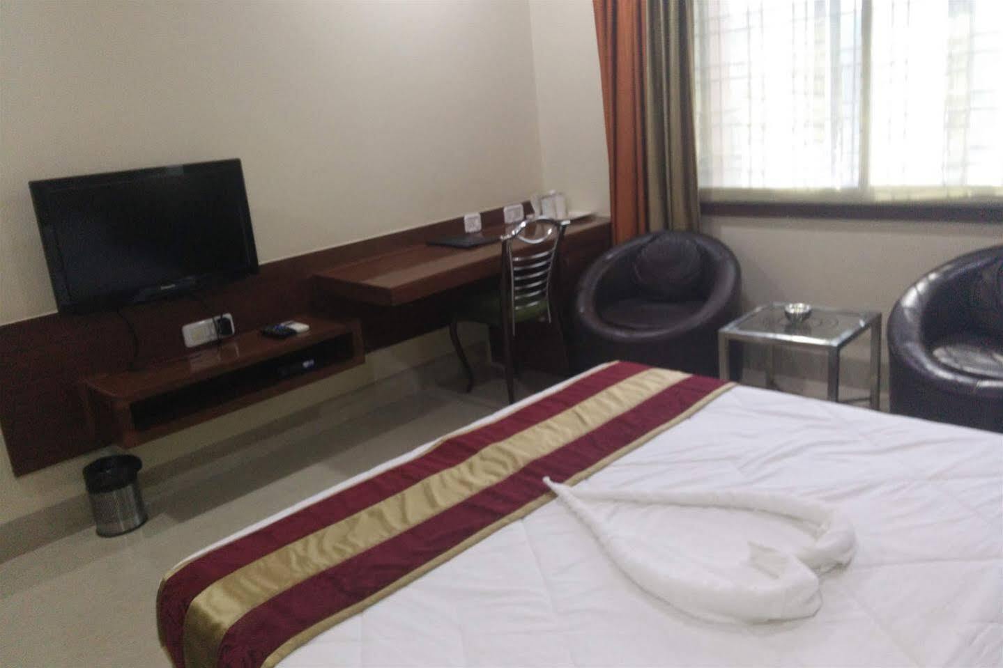 Hotel Shri Khedapati International Dewas Bagian luar foto