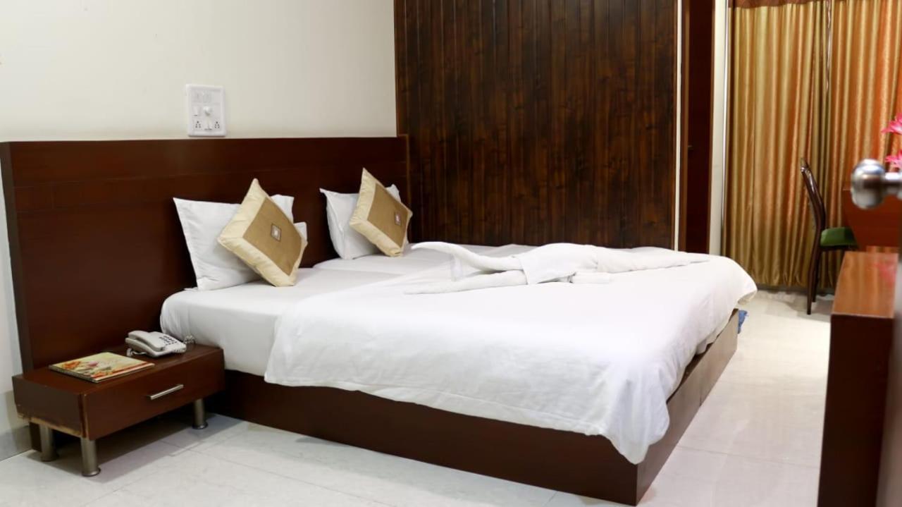 Hotel Shri Khedapati International Dewas Bagian luar foto